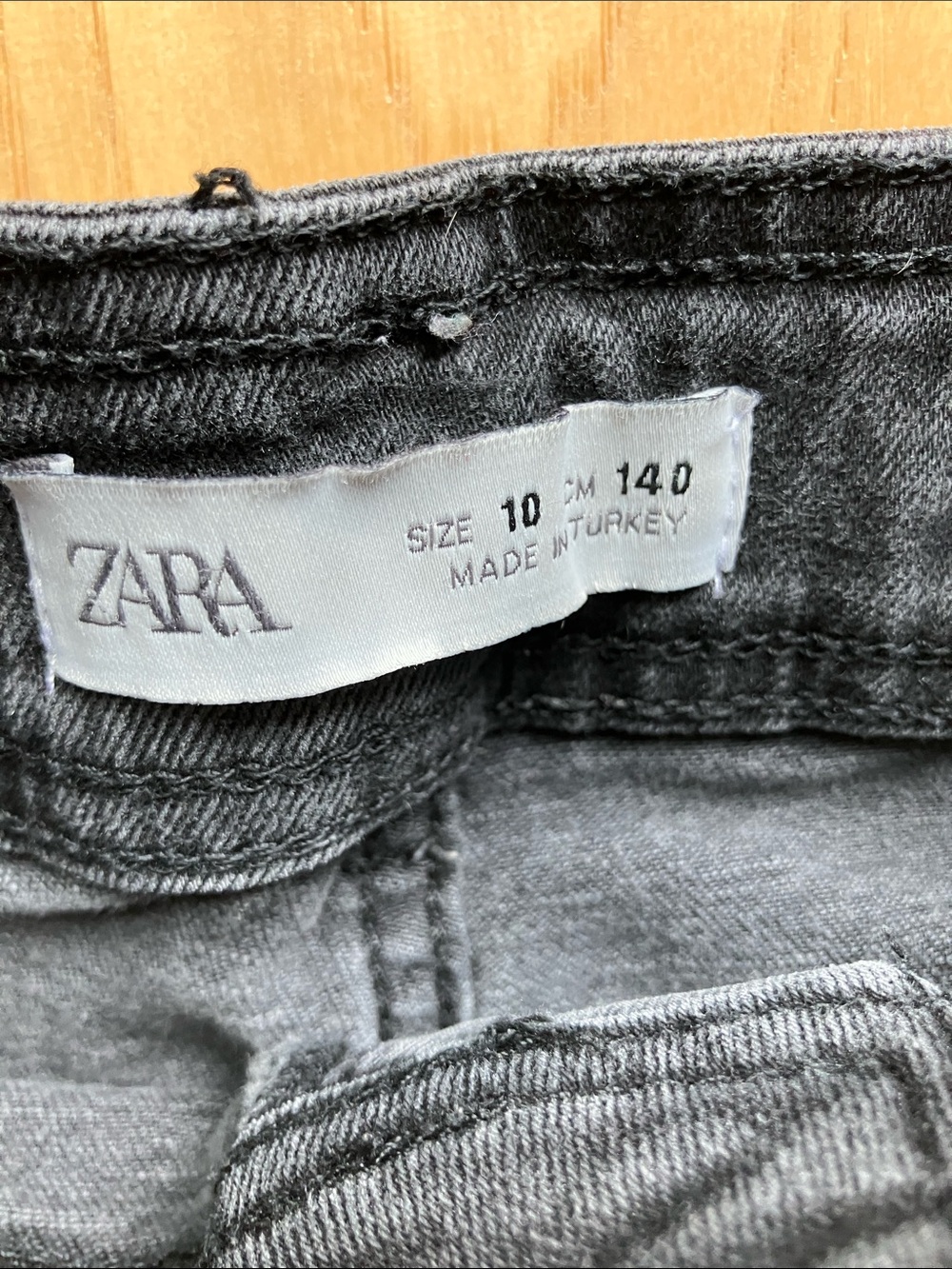 Zara Black Denim Wide leg cropped high rise jeans. - Picture 2 of 4